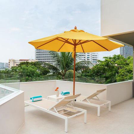 アヴァニ パタヤ リゾート【SHA Extra+認定】 パッタヤー エクステリア 写真 A patio with a parasol