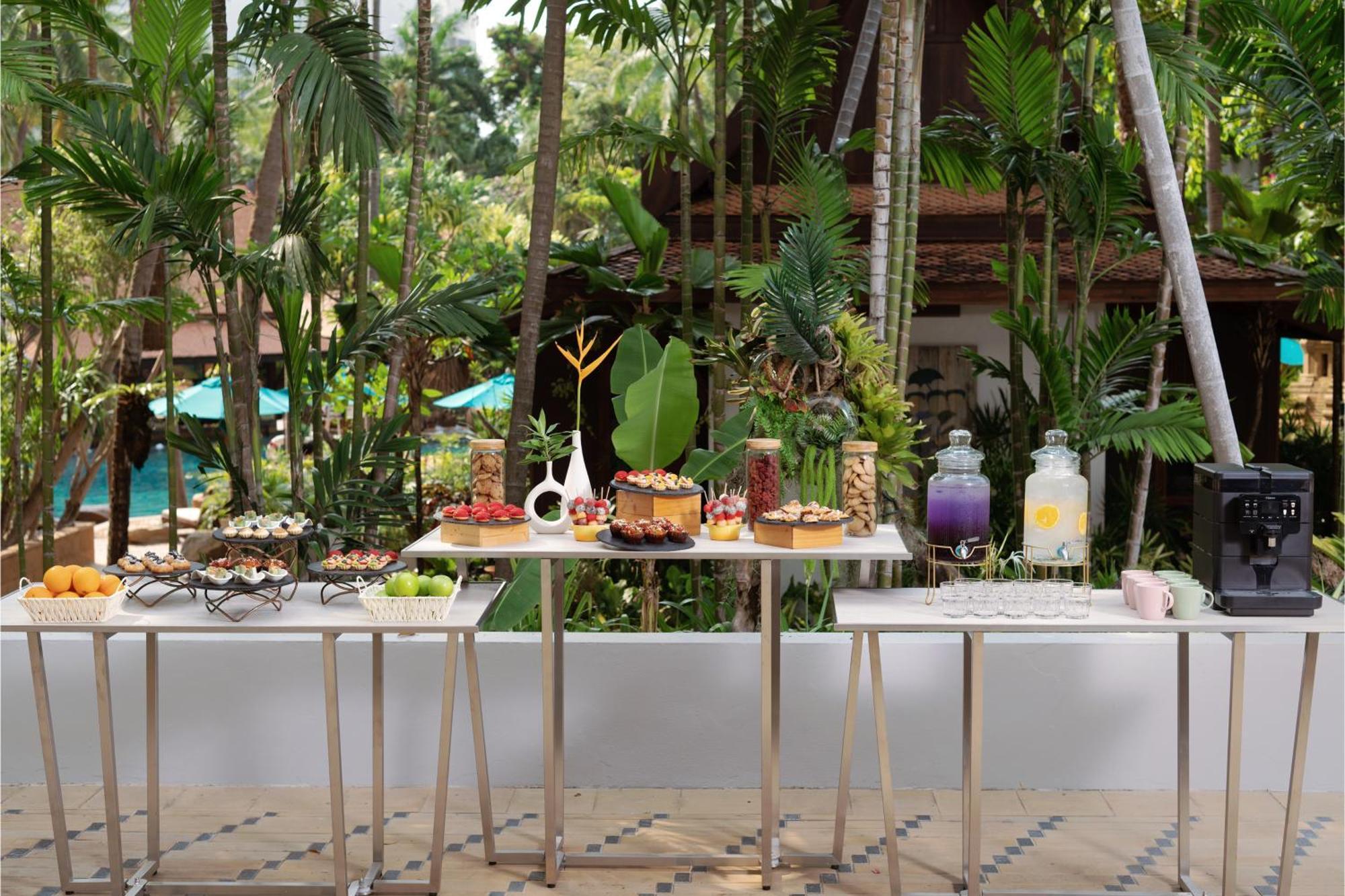 アヴァニ パタヤ リゾート【SHA Extra+認定】 パッタヤー エクステリア 写真 A buffet at a resort