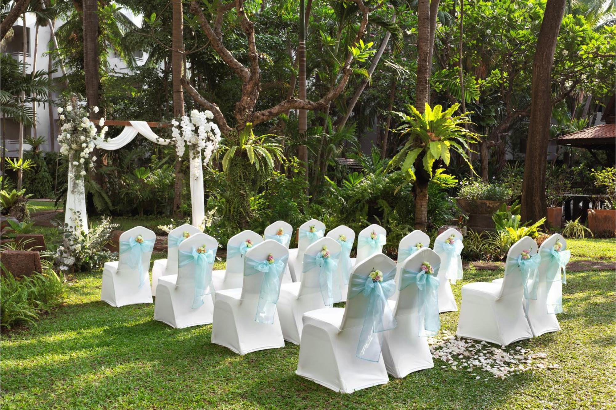 アヴァニ パタヤ リゾート【SHA Extra+認定】 パッタヤー エクステリア 写真 A wedding ceremony at the garden of the hotel