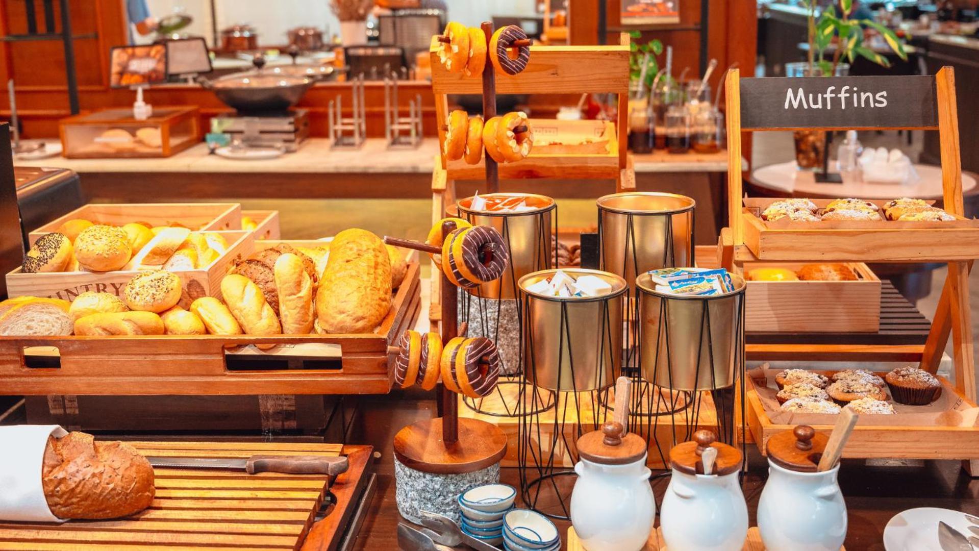 アヴァニ パタヤ リゾート【SHA Extra+認定】 パッタヤー エクステリア 写真 A breakfast buffet